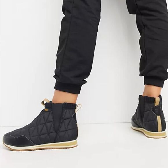 New Teva moccasins  boots size 6,8,9 black New - Picture 1 of 8